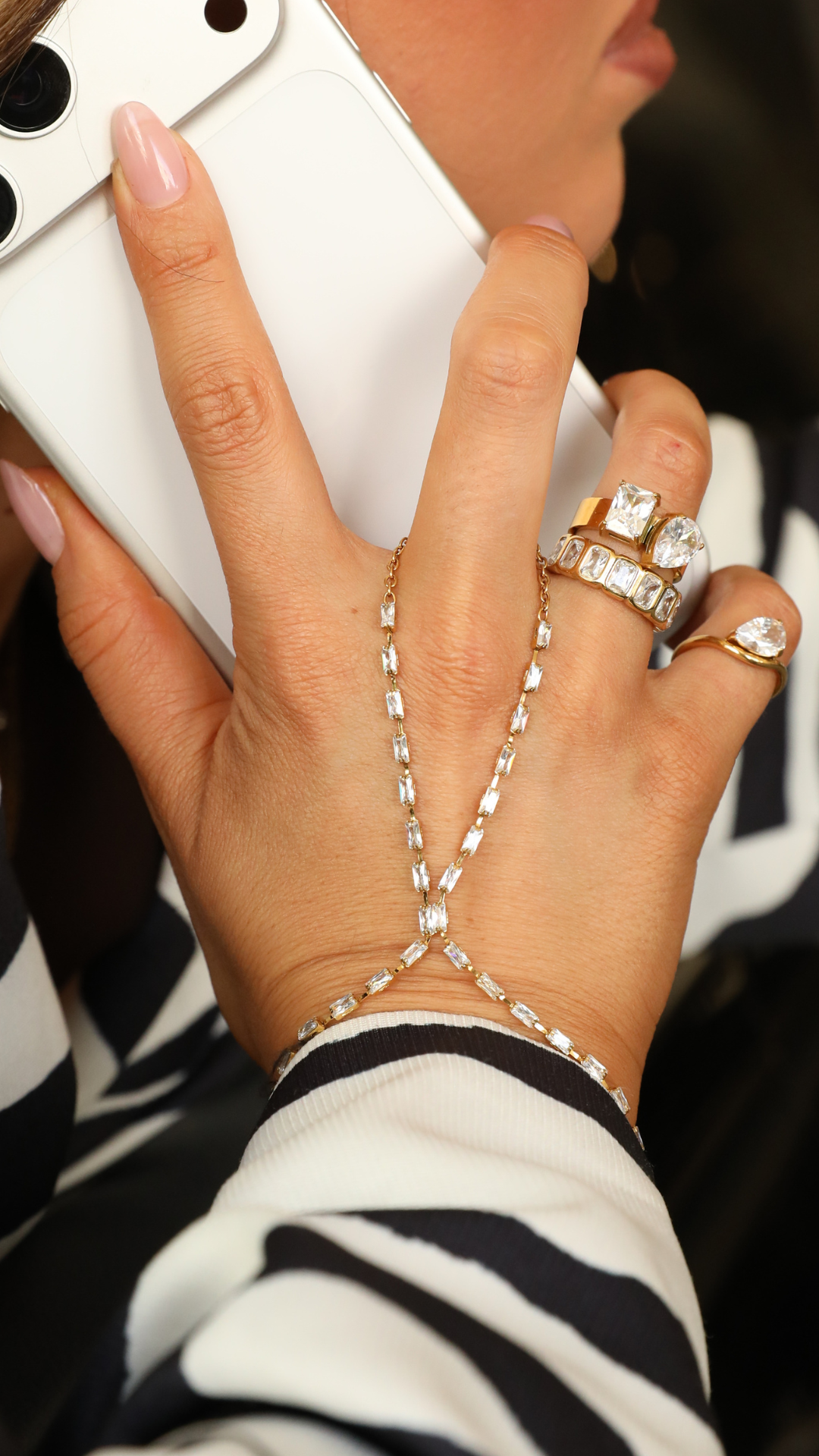 MODEL OFF DUTY LOOK - HAND STACK